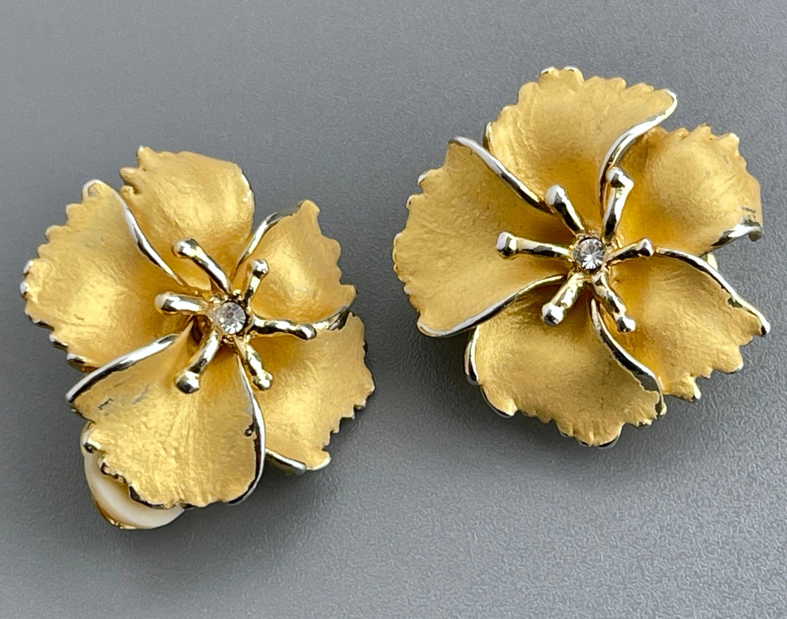 Brushed Gold Flower Clip On Earrings Matte Satin Hibiscus Rhinestone 3D: Vintage Brushed Gold Flower Clip On Earrings Matte Satin Hibiscus Rhinestone 3D Approximately 1 1/16 inches in diameter.
