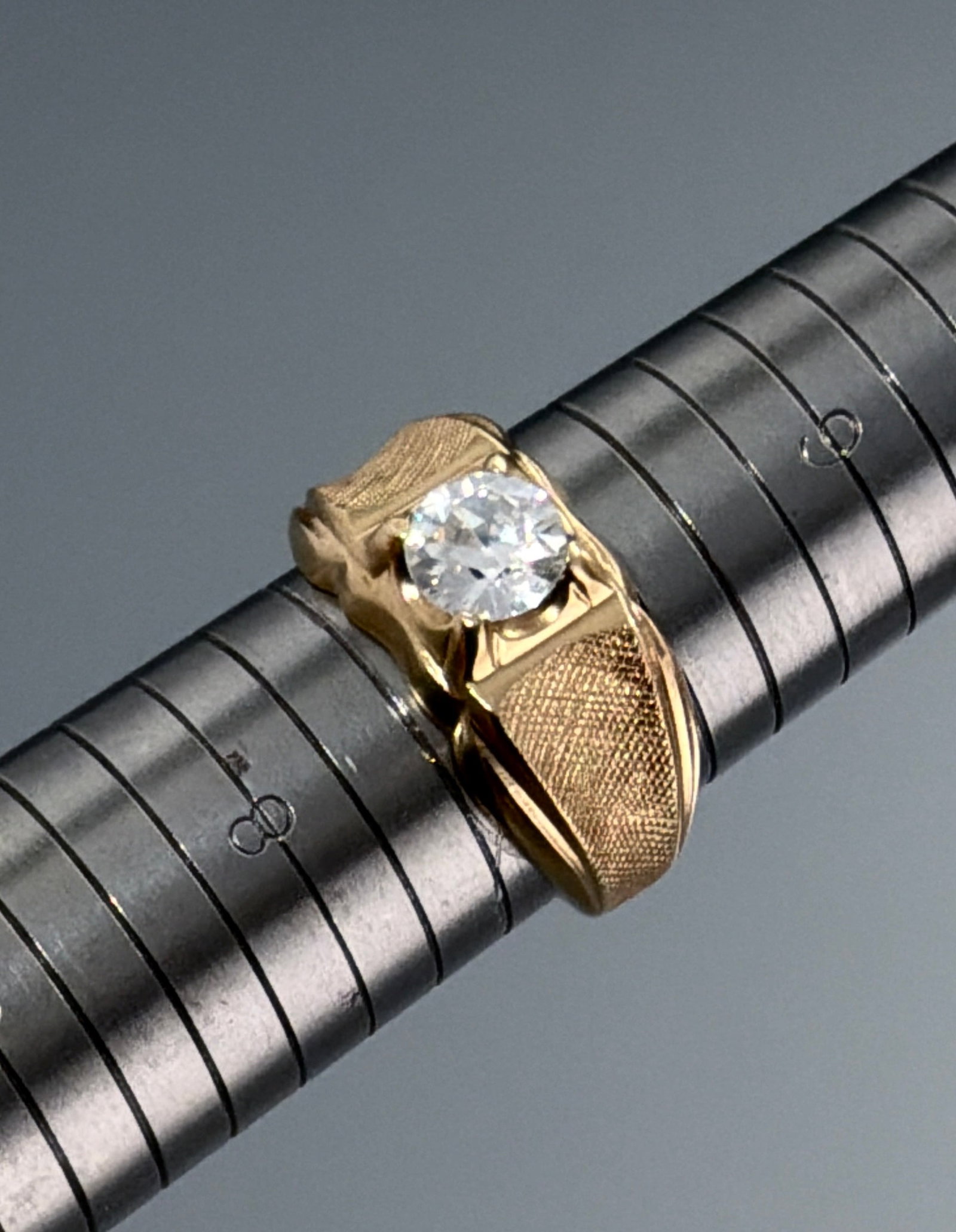 Mens Gold Tone Signet Ring Round Clear Simulated Diamond Solitaire Florentine Size 7.5 Costume: Vintage Mens Gold Tone Signet Ring Round Clear Simulated Diamond Solitaire Florentine Size 7.5 Costume Jewelry