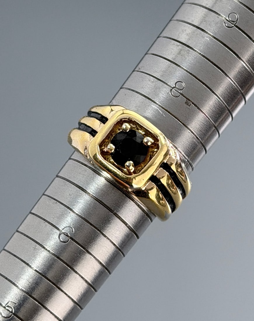 Vintage Mens Black Stone Channel Grooved Ring Gold Tone 8.5g Size 7 Retro (1 of 6)