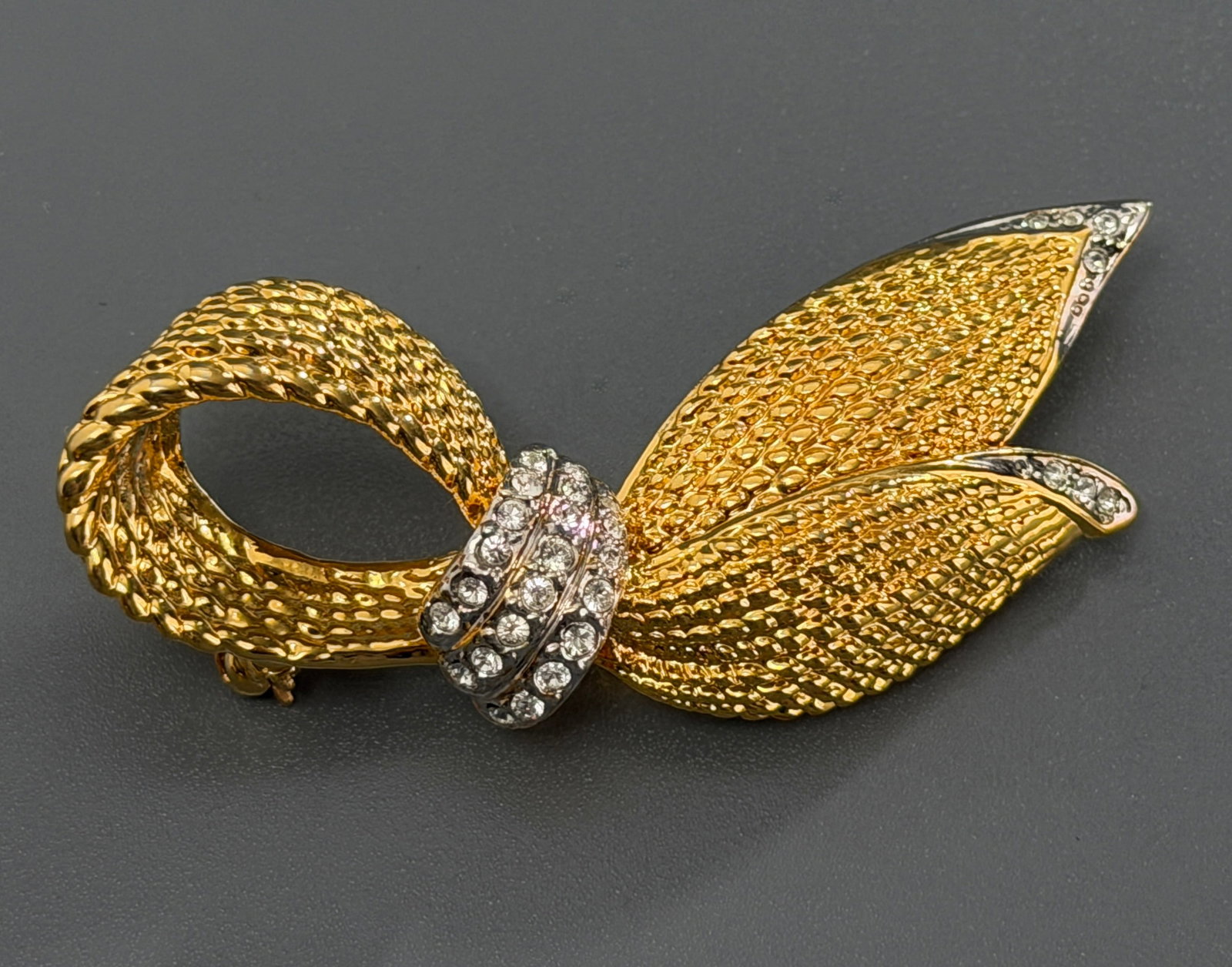 Vintage Chunky Gold Tone Textured Ribbon Bow Brooch Pin Pav? Clear Rhinestone Accented Band Tips: Vintage Chunky Gold Tone Textured Ribbon Bow Brooch Pin Pav? Clear Rhinestone Accented Band Tips Fashion Costume Jewelry Approximately 2 3/4 x 3/4 inches.