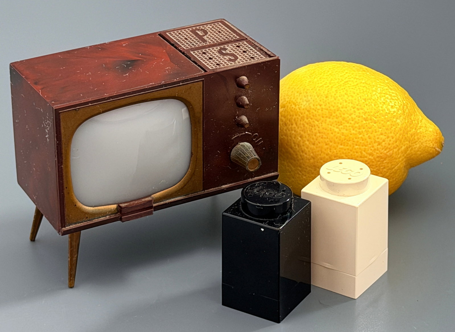 Vintage LEGO Brick Salt Pepper Shakers Mid Century Retro Bakelite Plastic Mechanical TV Television (1 of 5)
