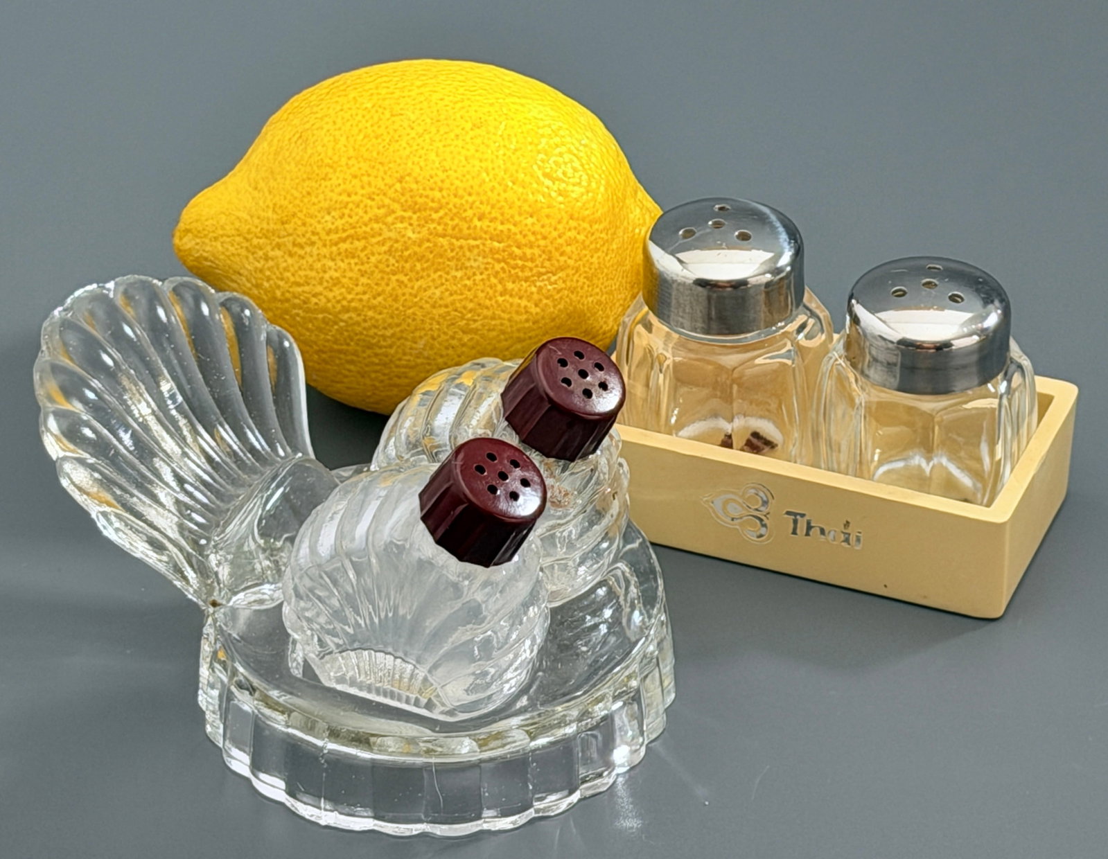 Thai Airways Inflight First Class Salt Pepper Shaker Set And Antique Depression Glass Clam Shell (1 of 4)