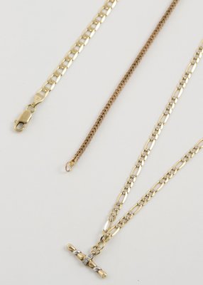 Ladies' chain & bracelets (3): Ladies' figaro chain, 18", some links with rhodium plating, fitted with fancy T-bar set with small diamonds & bolt ring fastener, ladies' bracelets (2), one curb & the other square foxtail, all 9ct h/
