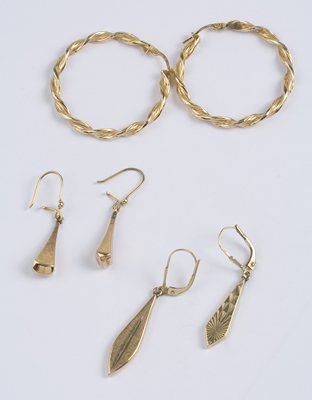 Various pairs of drop earrings (3)