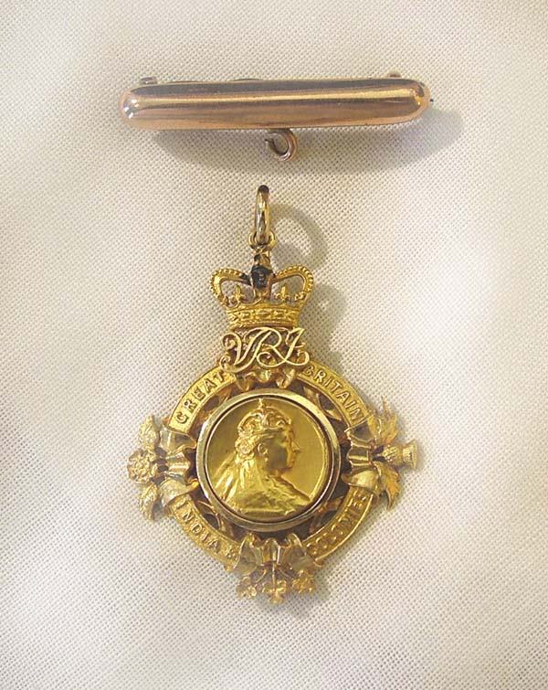 Victoria 1837-1887 medallion: "Victoria 1837-1897 medallion, approx. 35mm x 30mm, inscribed 'John Ward Mayor Blackpool', tested 18ct, comes with plain rose gold bar brooch with loop, stamped 9ct, base metal pin (gross 9.3g) in off