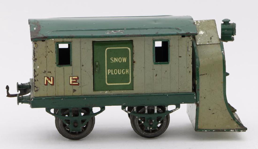 Hornby 0 Gauge unpowered Snowplow (1 of 3)