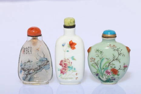 THREE SNUFF BOTTLES: Three Chinese snuff bottles Ã¢â‚¬â€¹Largest example heigh