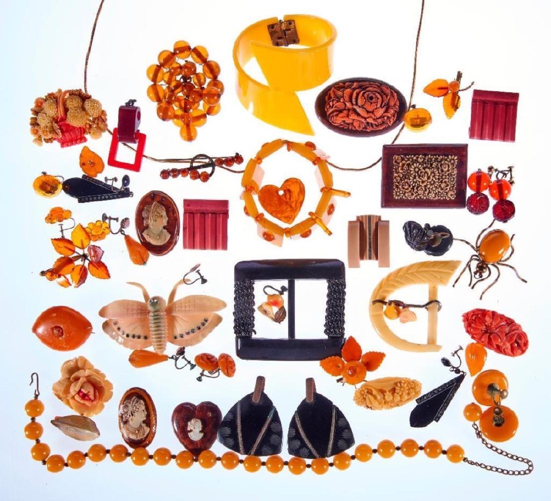 Collection of 30+ bakelite and plastic jewelry: (some damaged)