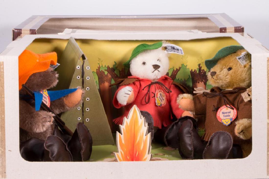 STEIFF: Steiff Robin Hood New in box. Condition: excellent.