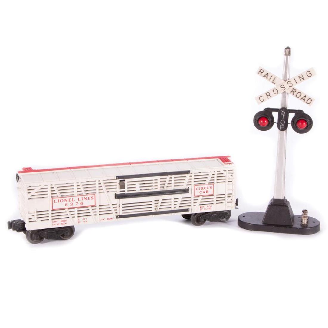 Lionel O Gauge 6376 Circus Car and 154 Crossing Signal (1 of 4)