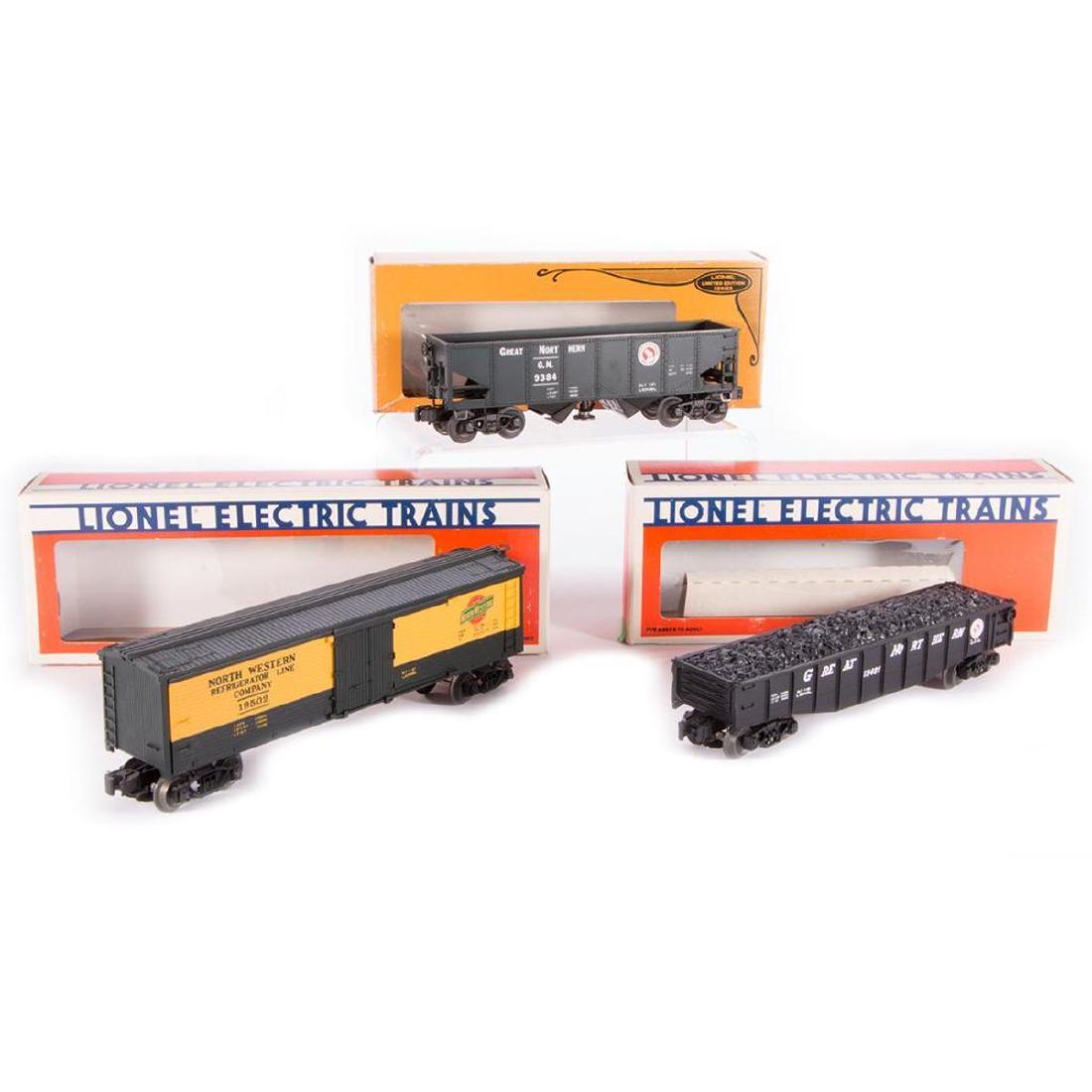 Lionel O 6-19401 GN Gondola, 6-9334 GN Hopper, 6-19502: Lionel O gauge 6-19401 Great Northern Gondola with Coal, 6-9334 GN Operating Hopper, and 6-19502 C&NW Woodside Reefer. All cars have original boxes, hopper box has some wear. All cars are C9.