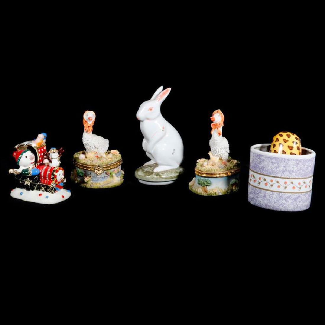 Five porcelain pill boxes. (1 of 7)