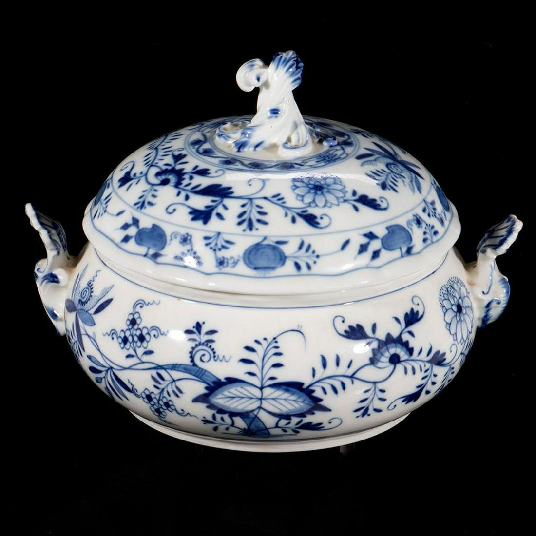 Meissen Blue & White Porcelain Covered Serving Bowl (1 of 9)