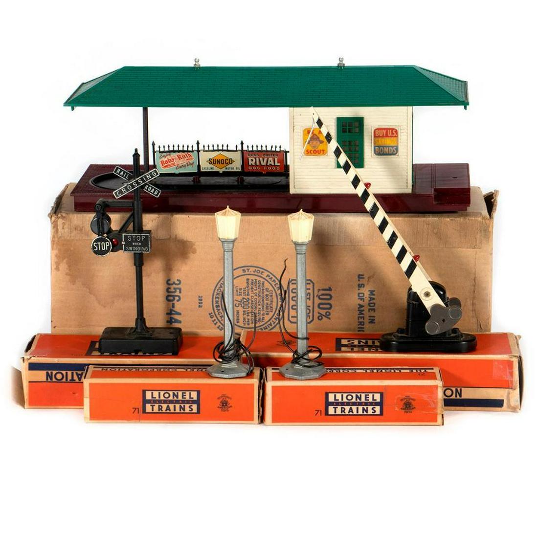 Lionel 71 Lamp Post, 71 Lamp Post, 140 Banjo Signal,: 71 Lamp Post. Has shade. Dirty. Original box missing insert tab one end. Has tape. 71 Lamp Post. Has Shade. Dirty. Original box with all flaps. Has tape. 140 Banjo Signal. Original box has torn main f