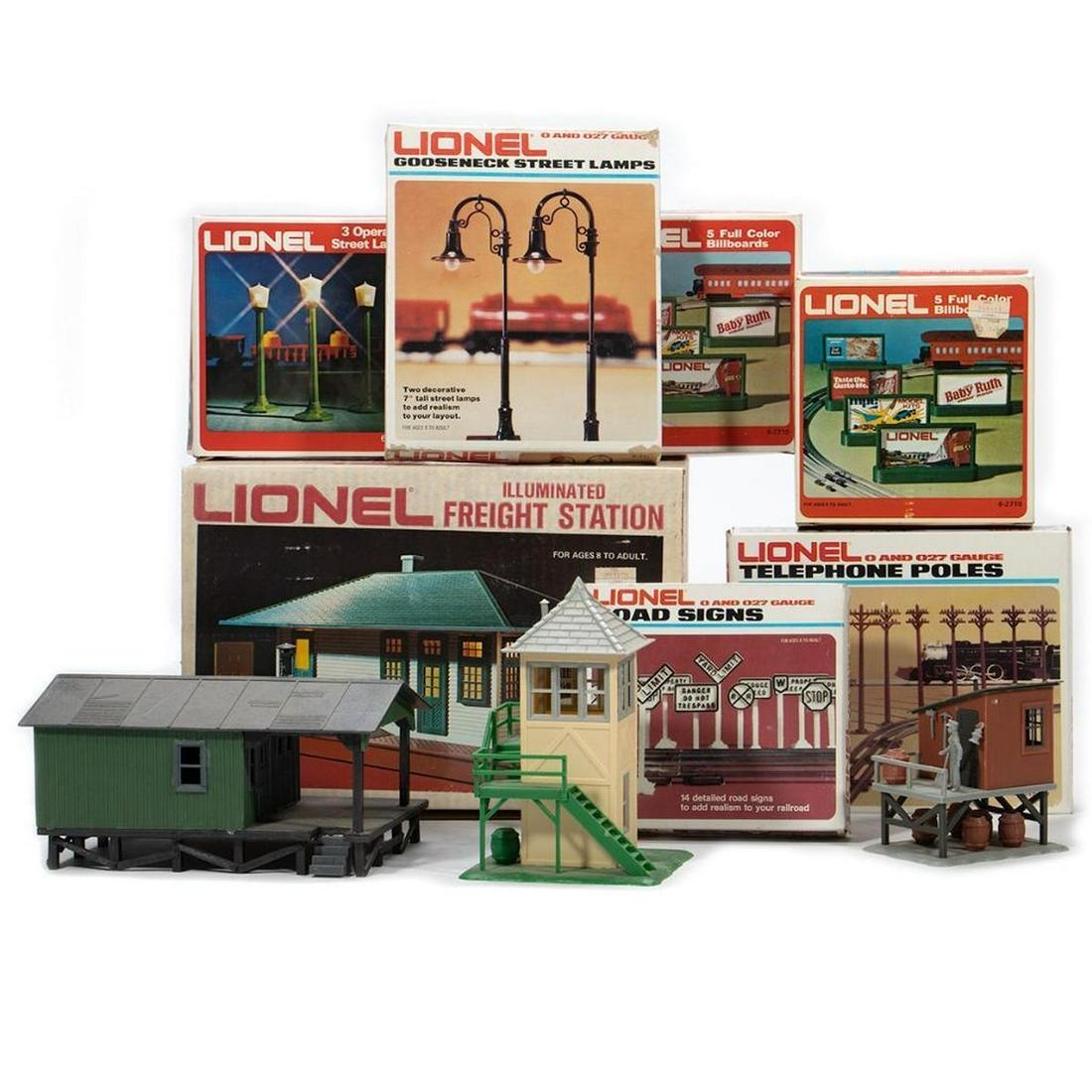 Lionel Accessories and Plastic Buildings (1 of 5)