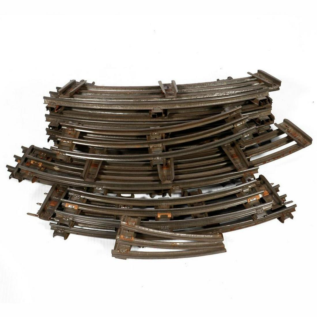 American Flyer Chicago O Gauge banked track: American Flyer Chicago O Gauge banked track. 8 pieces three tie wider radius. 6 pieces four tie wider radius 5 pieces three tie smaller radius All are used and there are some rust spots.