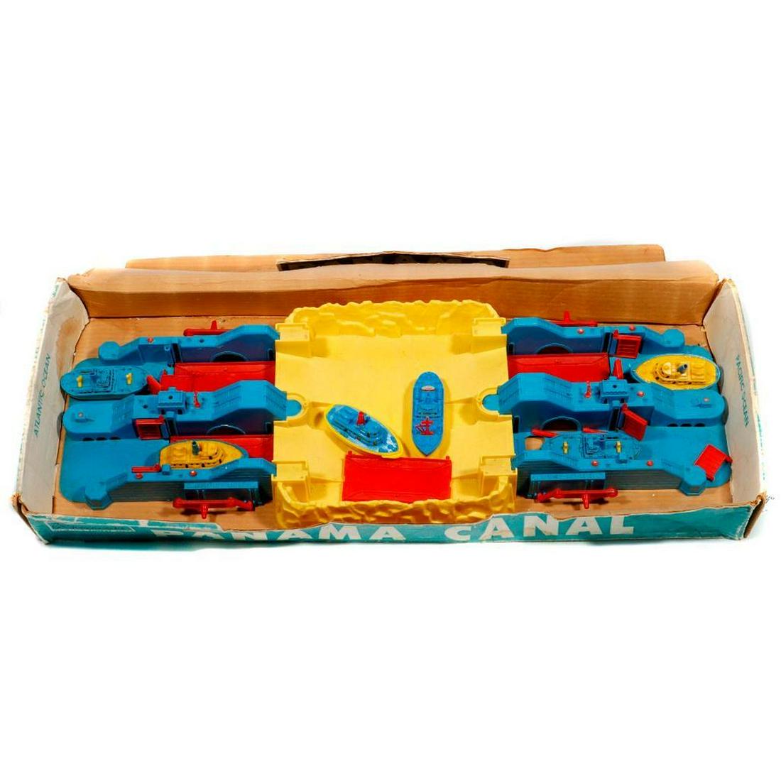 Renwal Panama Canal Playset, 5 Boats and worn original box (1 of 2)