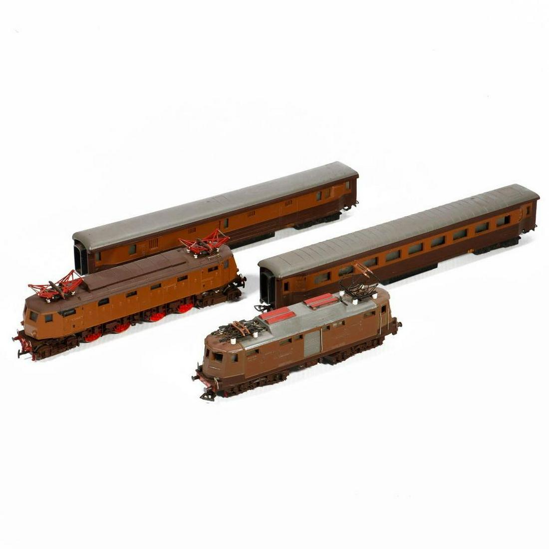 Rivarossi Italian electric locomotive, passenger cars. HO gauge. (1 of 3)