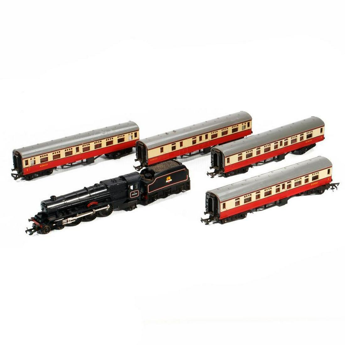 Triang OO Princess Elizabeth 4-6-2 (2-3-1) and 4 passenger cars. (1 of 4)