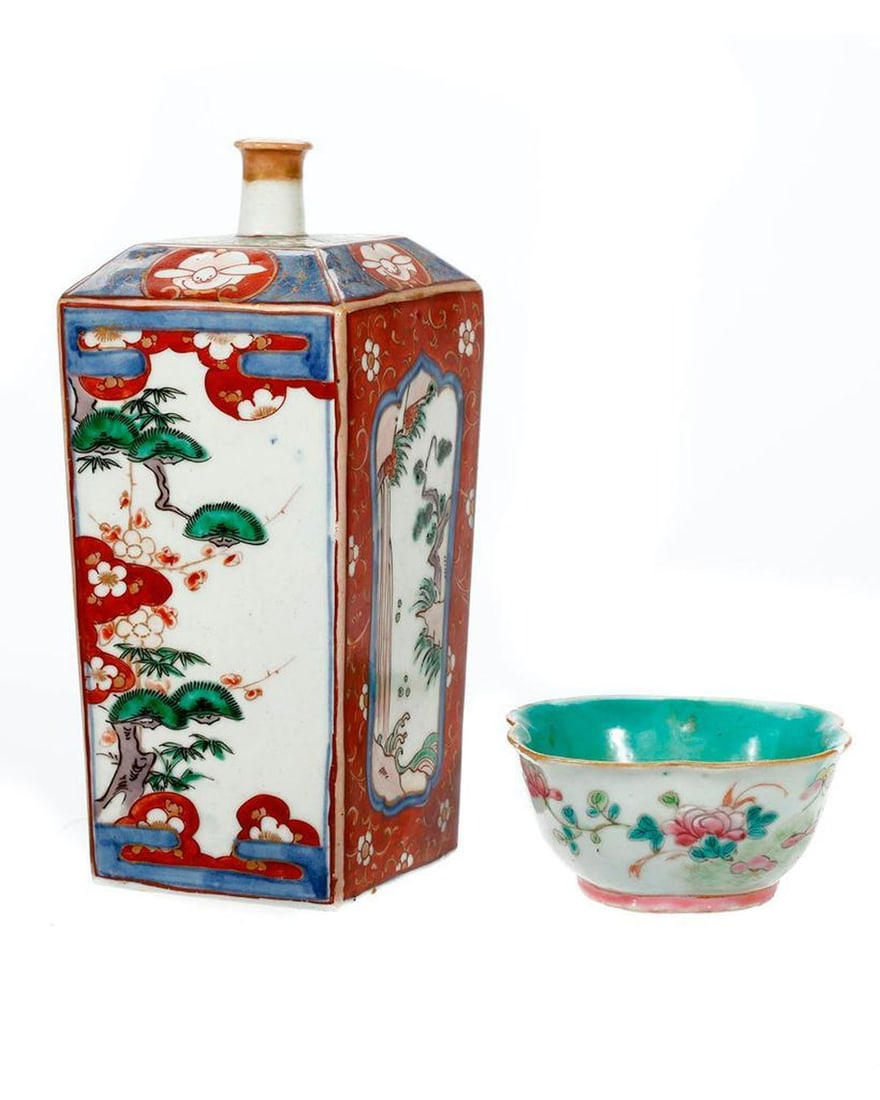 Japanese Imari Sake Bottle. (1 of 3)