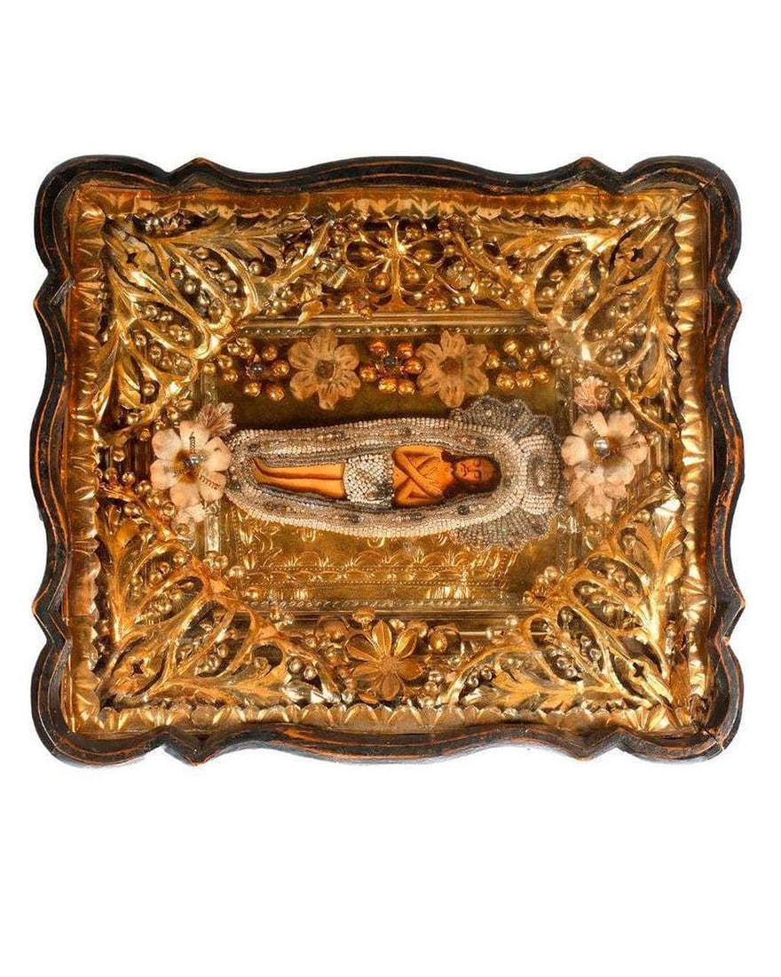 An Icon of Christ with Beaded Shroud, in Kiot.: Eastern Europe, 19th/20th Century. An icon of the Body of Christ (Epitaphios), painted on wood, with beaded and faux jeweled shroud, with an ornate foil liner embellished with faux flowers in a scallo