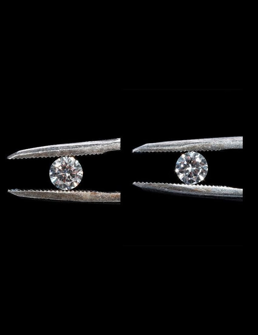 A pair of unmounted diamonds (1 of 8)