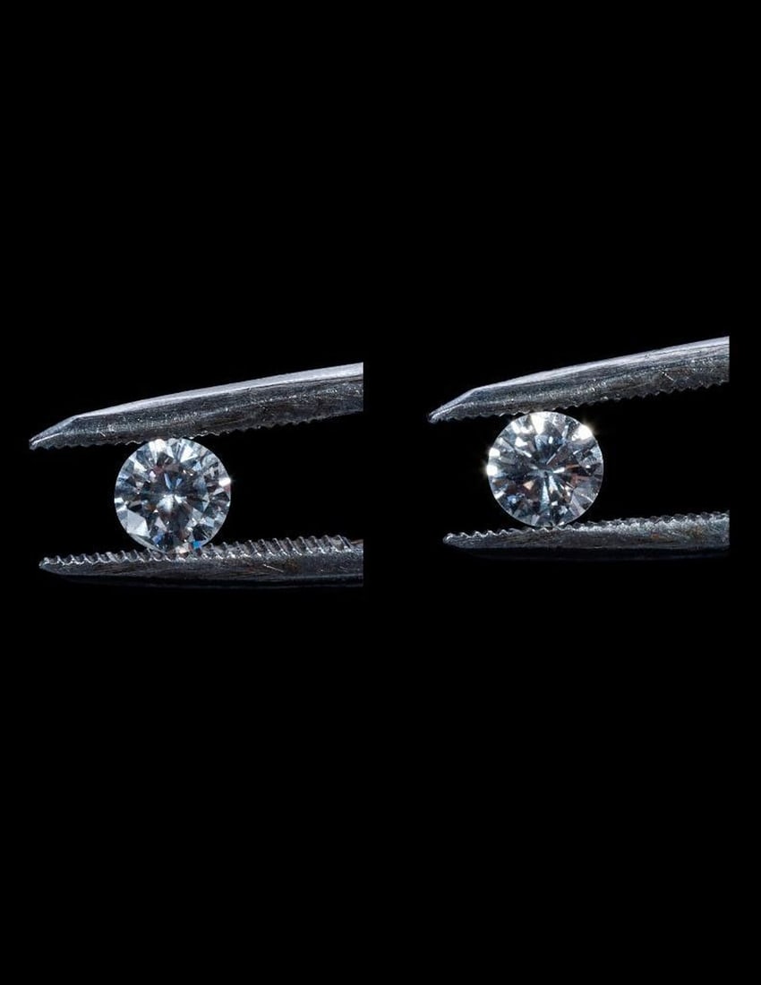 A pair of unmounted diamonds (1 of 6)