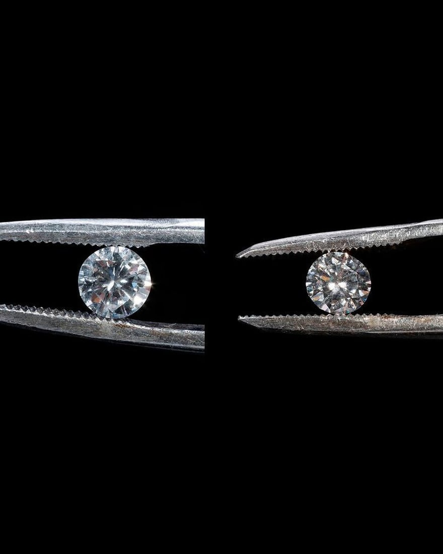 A pair of unmounted diamonds (1 of 6)