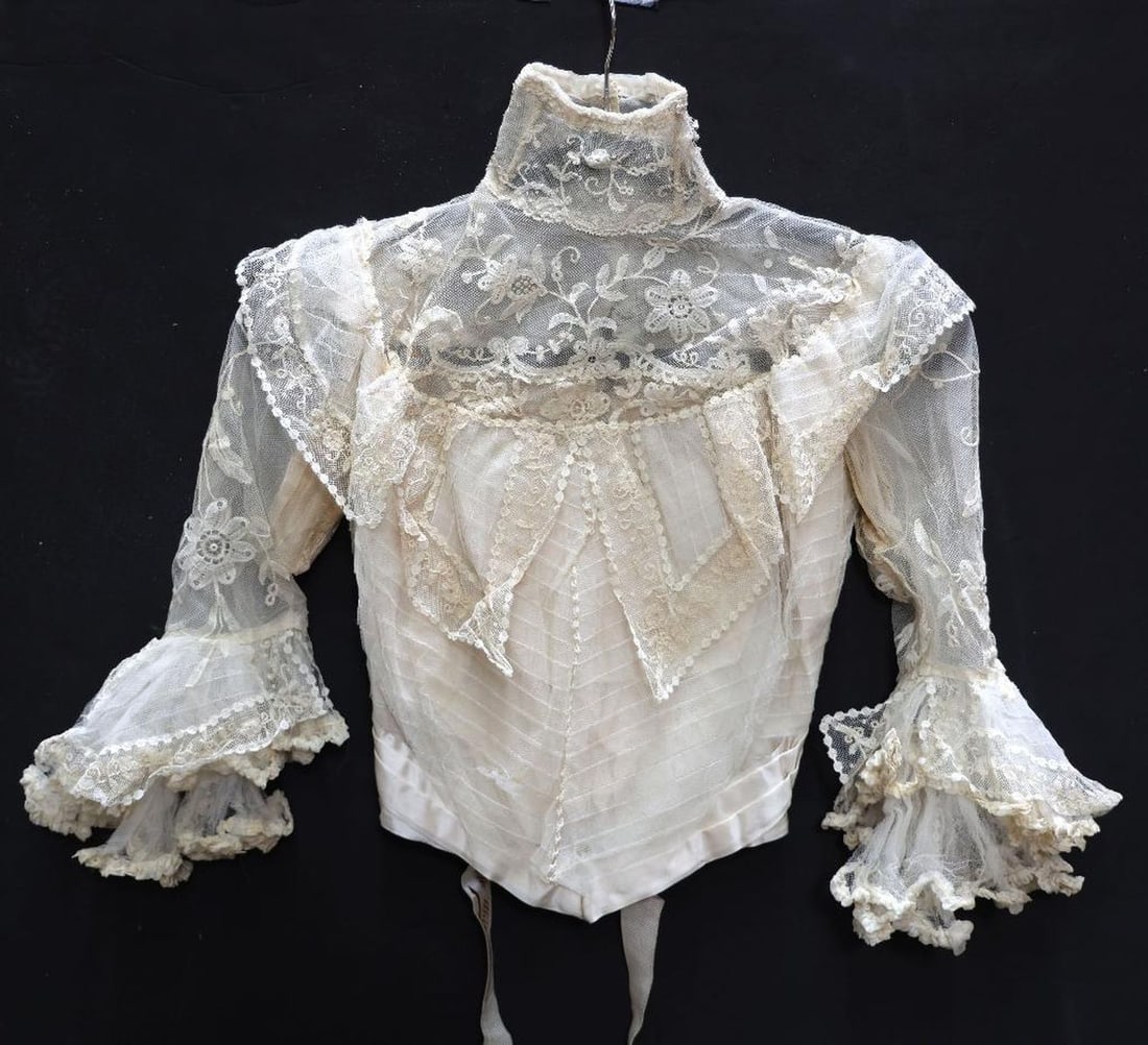 Edwardian Bridal/Debutante Bodice and Skirt: Early 20th Century. A petite sized ivory tulle bodice and skirt set with a label for The White House, San Francisco, the first department store in the city (1854-1965). The bodice has flexible "boning