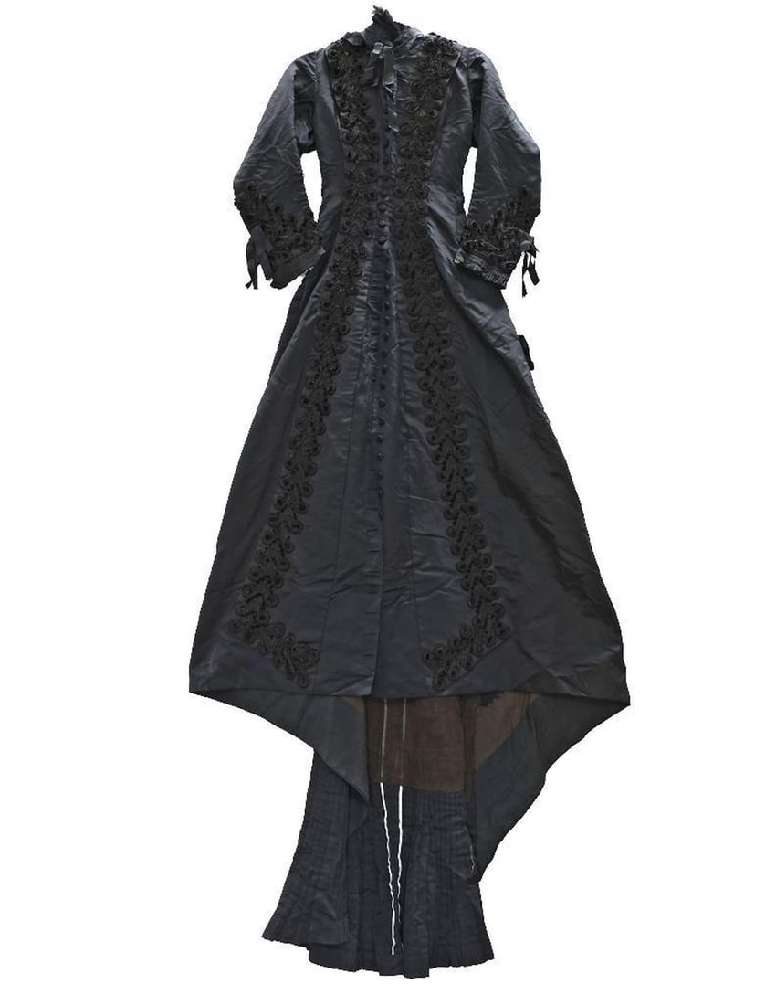 French Mourning Gown, Maison Cheuvreux-Aubertot, c. 1870s-1880s: A button-front mourning gown with a label for the French fashion house Cheuvreux-Aubertot, 7 Boulevard Poissonniere, Paris (founded in 1786). The small/medium size gown with knit-covered buttons, ande