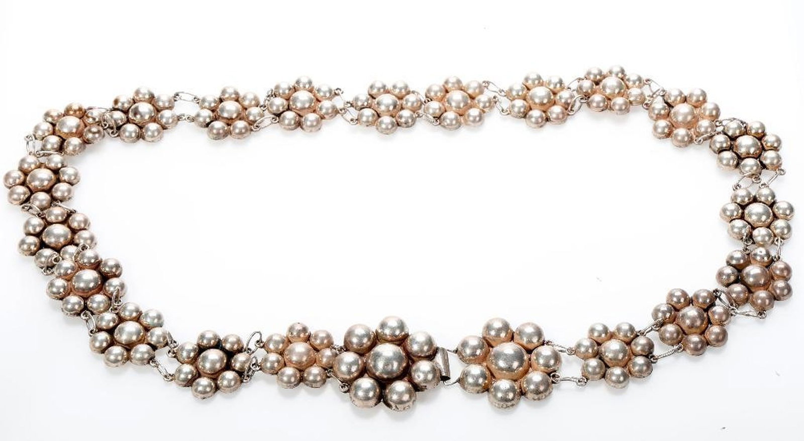 A silver link belt: weighing approximately 141.2 grams; length 33 in.