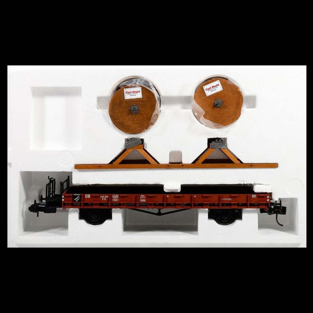 Marklin No 1 Gauge Museumswagen 2003: Marklin No 1 Gauge Museumswagen 2003 with both cable reels and wood support structure. One step broken off but present. In original shelf worn box.