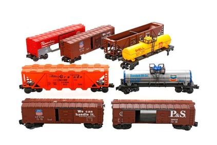 (8) Lionel O Gauge Modern Freight Cars