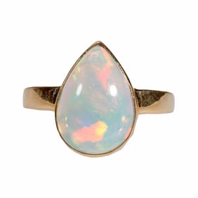 An opal and14k gold ring