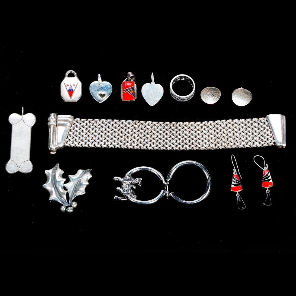 A group of silver jewelry (1 of 7)