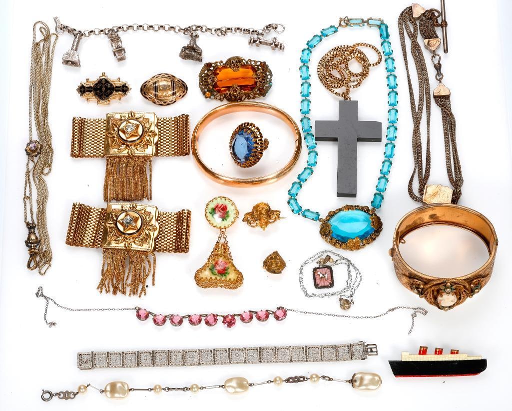 A collection of vintage jewelry (1 of 4)