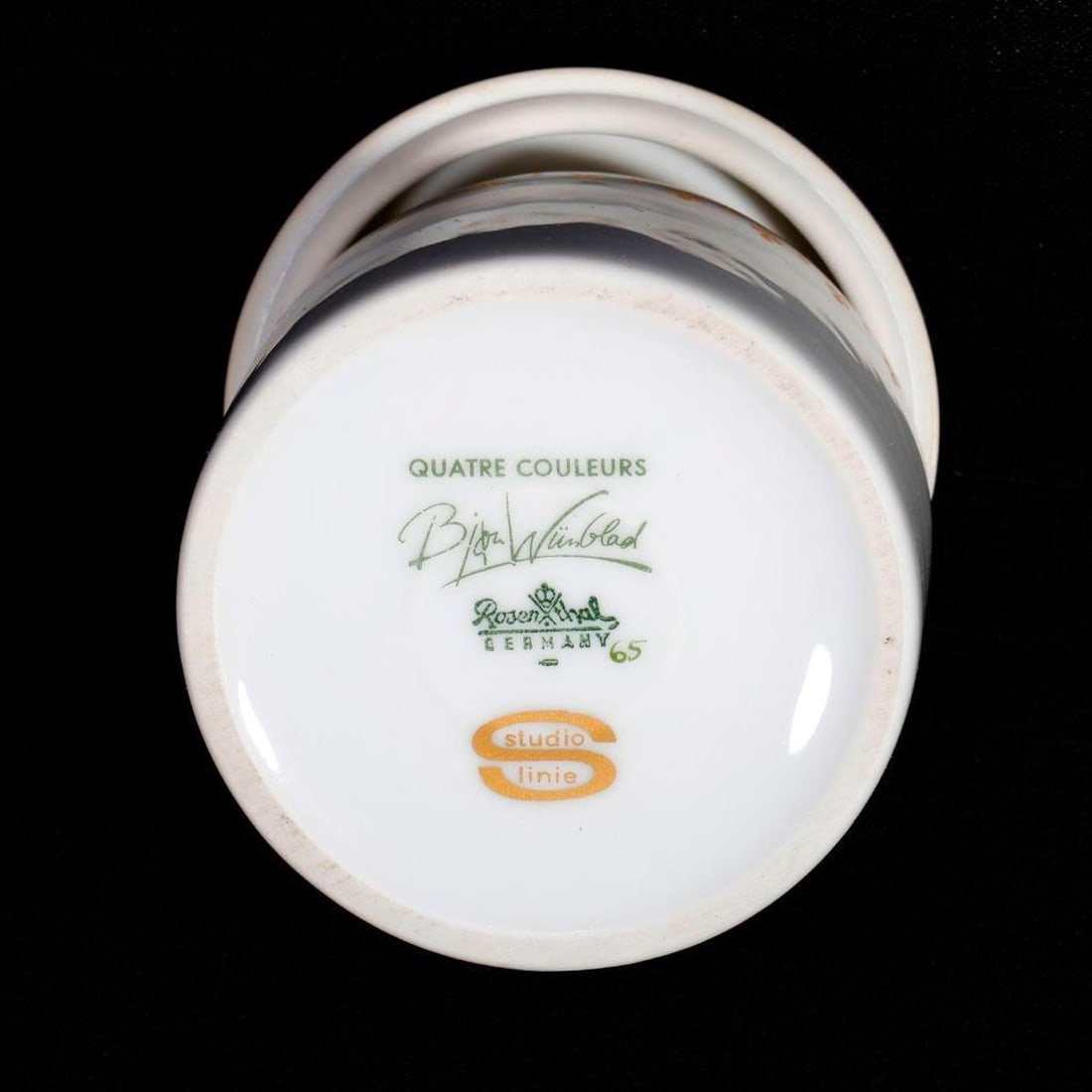 Lot of European Porcelains, Including Boxes, Inkwell and Figure - 7