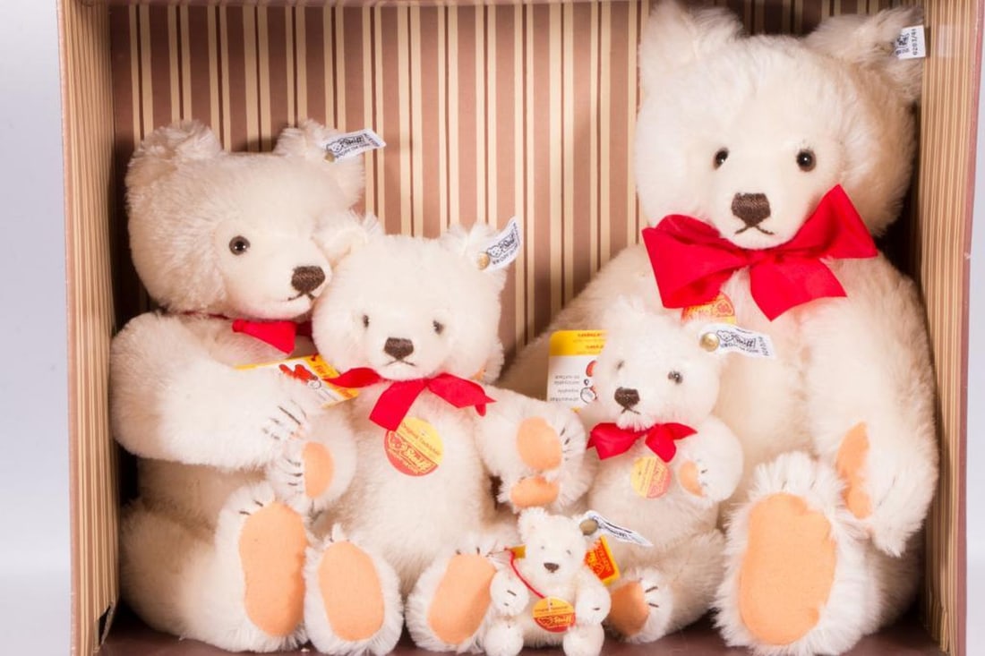Five Steiff Bears: Five Steiff bears In varying sizes. Condition: excellent.