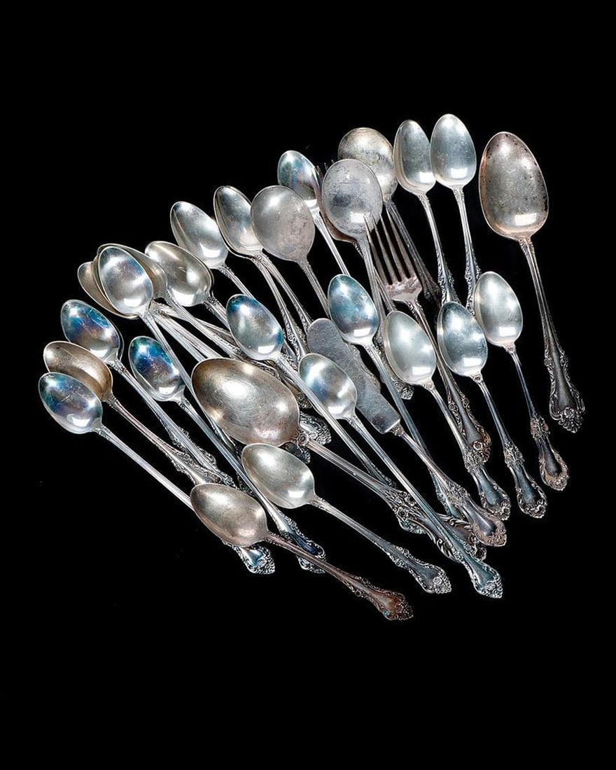 Oneida Melbourne Sterling Flatware Set: Comprising a partial thirty piece set of Oneida "Melbourne" pattern including a dinner and a salad fork; (13) teaspoons; (11) ice teaspoons; (3) soup spoons; and a tablespoon; together with (3) Intern