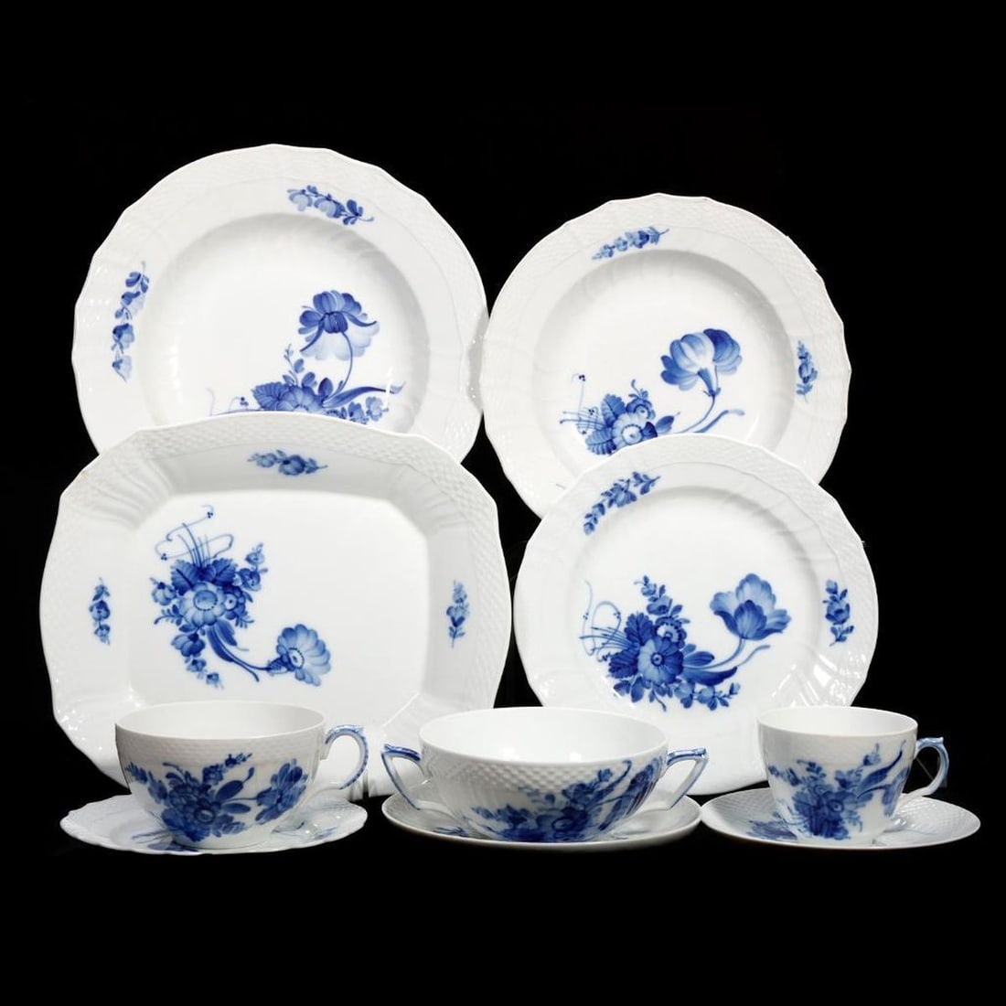 Large Royal Copenhagen Blue Flowers Curved Dinner Service (1 of 9)