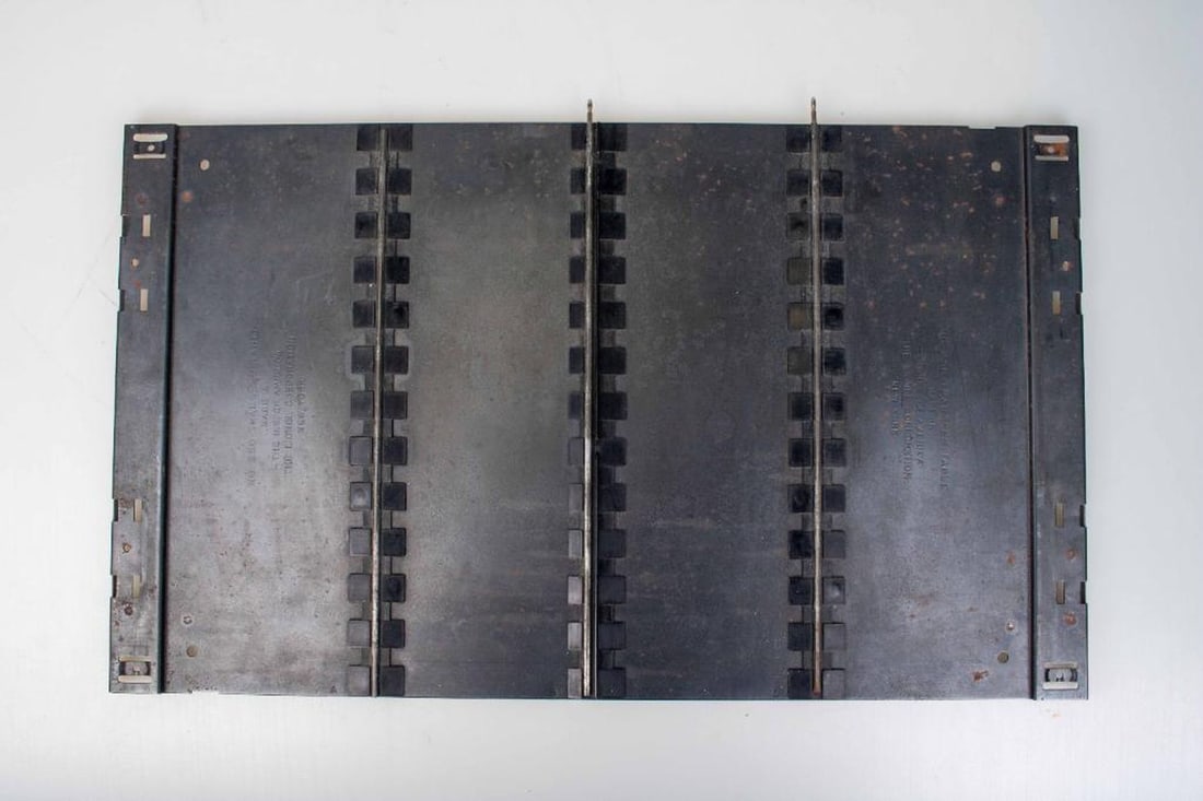 Lionel O Gauge Postwar Number 350 Transfer Tables: Two Lionel O Gauge Postwar Number 350 Transfer Tables Missing some of the track connectors. Two Controllers are present along with parts envelopes. No boxes or instructions.