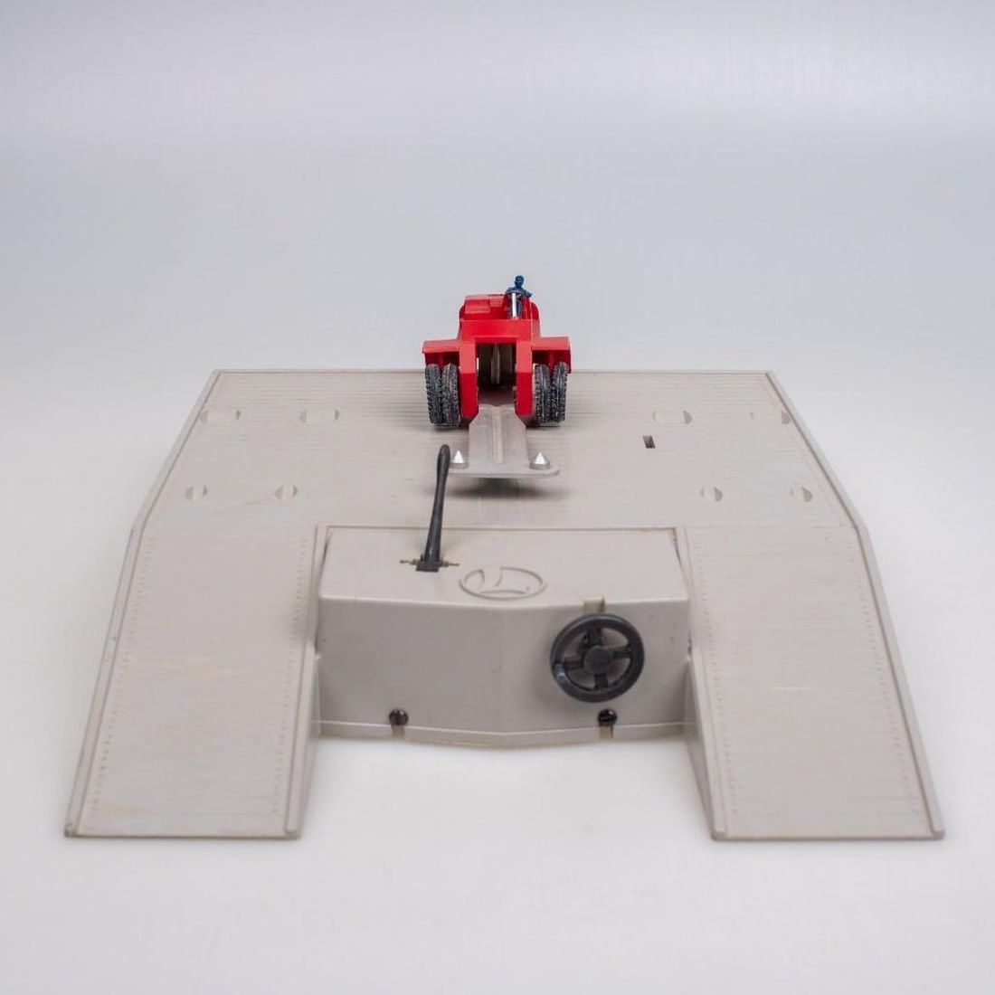 Lionel O Gauge Postwar Accessories 128, 132, 253, 460: Lionel O Gauge Postwar Accessories 128 Animated News Stand 132 Illuminated Station with Train Control 253 Automatic Block Signal - missing lamp housing and one bulb 460 Piggyback Loader with Vans No b