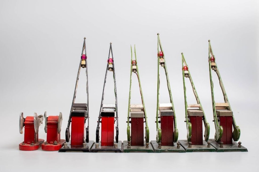 Lionel O Gauge Prewar Crossing Gates: Lionel O Gauge Prewar Crossing Gates (2) 077 with green arm (2) 77 with green arm (2) 77N with black arm - one repainted (2) 152 with silver arm. Both bent and in need of restoration All have wear