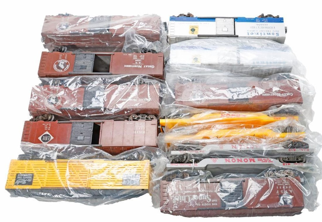 (13) AMT O Gauge Cars: (13) American Model Toys O Gauge Freight Cars (4) Great Northern #19509 Box Car (2) Baltimore & Ohio Sentinel #466096 Box Car Erie #25439 Box Car - roof has paint issues and a warp Santa Fe #34922 Box