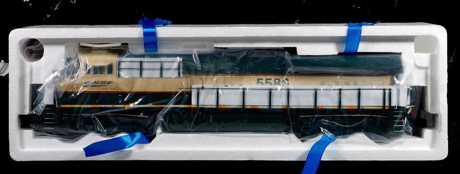 Lionel O Gauge Modern Era BNSF ES44AC Superbass - 2