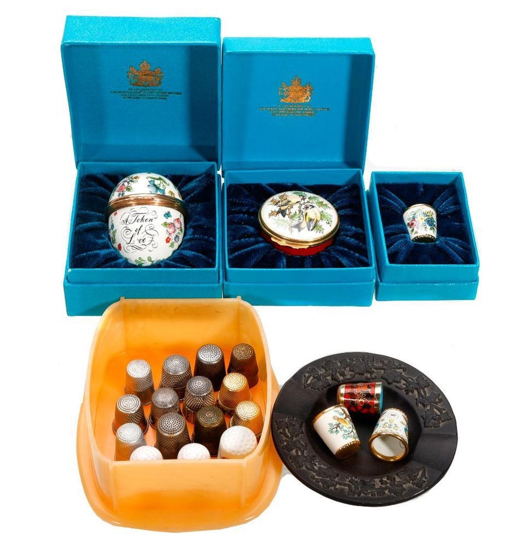 Lot of Thimbles Including Bilston & Battersea Enamel Thimbles and Two Boxes (1 of 3)