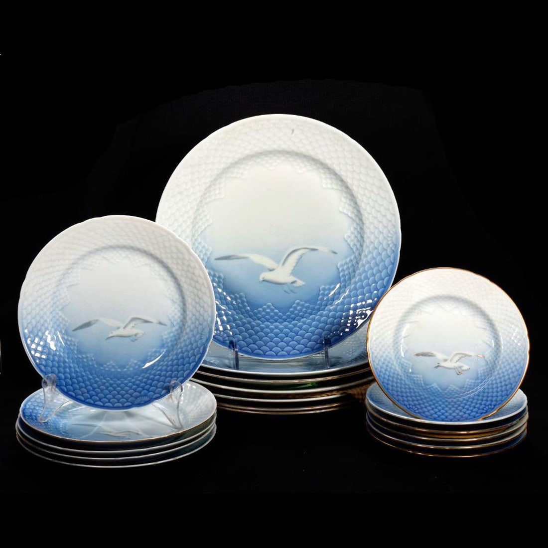 Royal Copenhagen Seagull Dinner Service: Comprising (6) service/ large dinner plates decorated with a seagull #624 10.125"d and (1) plate (no seagull) #624 10.125"d; (5) salad plates with seagull #618 7"d; (6) butter plates with a seagull #3