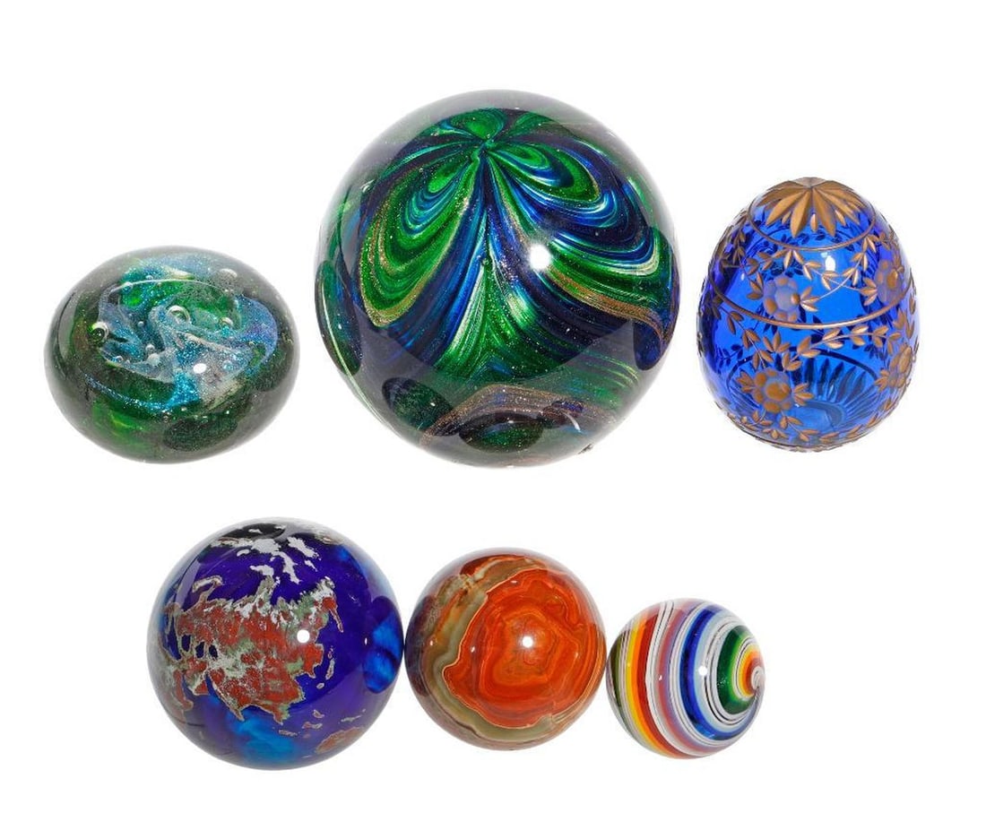 Five Various Paperweights: Comprising a 1995 Lundberg Studios "world" weight #11118116, 2.5"; a large Dynasty China weight with blue, green and gold swirl 3.75"h; a blue green lampwork weight 2.25"; a Russian St. Petersburg egg