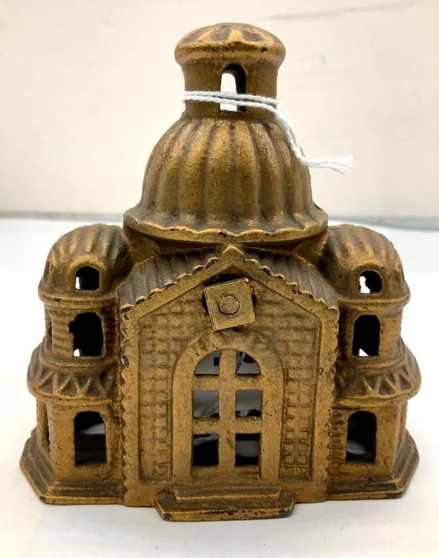 San Francisco City Hall Coin Bank: Dimensions: 6" x 5" x 2.5" (15.2 x 12.7 x 6.4 cm) Condition: Good