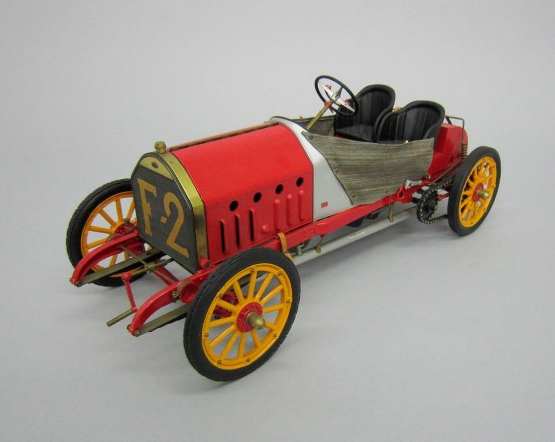 Pocher, Fiat 1907 Grand Prix: Model of the chain-drive machine by Pocher of Turin in fitted glazed display case. b: display case; c: paper manual for Fiat 1907 Grand Prix car. Dimensions: 23.5" x 12 x 11 inches (59.7 x 30.5 x